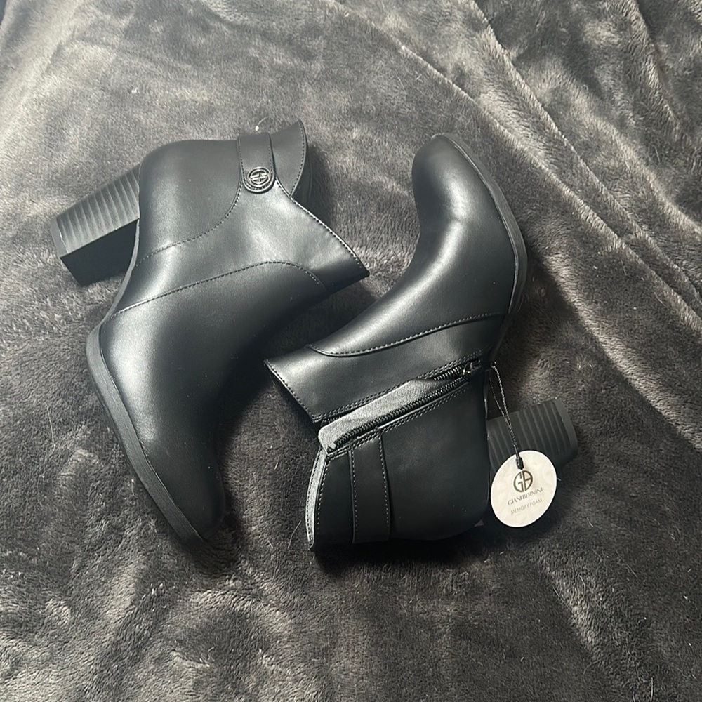 NWT Giani Bernini Abalina PU ankle booties